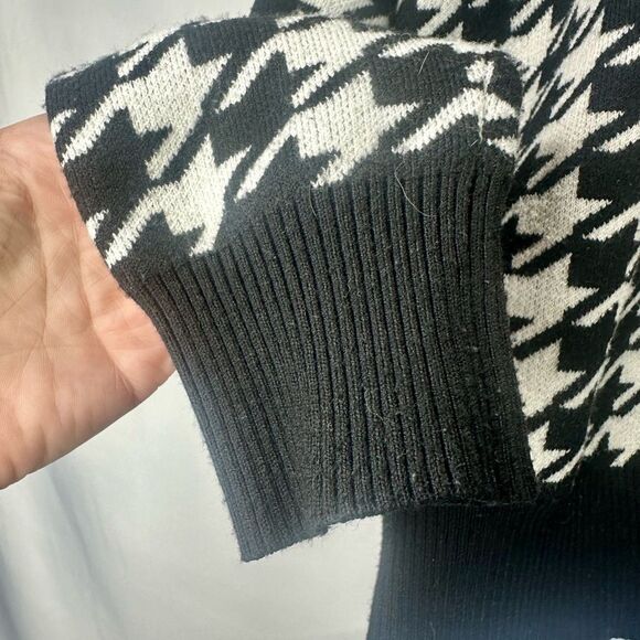 T Tahari  Black and White Houndstooth Sweater Size M - Picture 6 of 10